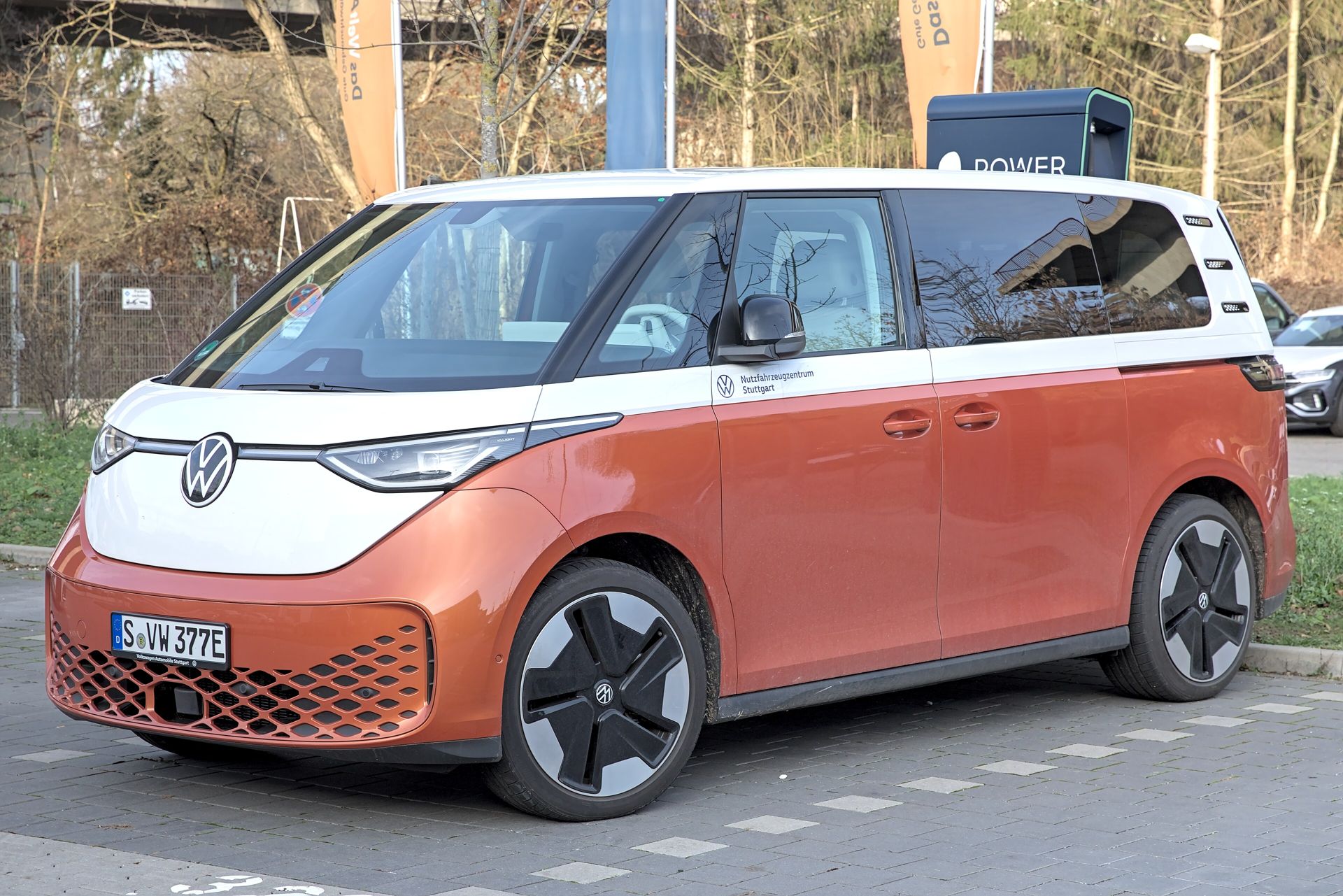 Volkswagen ID. Buzz in two-tone copper and white